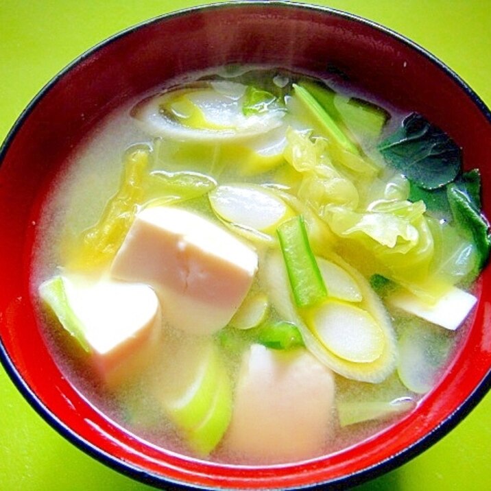 豆腐とキャベツ小松菜ネギの味噌汁